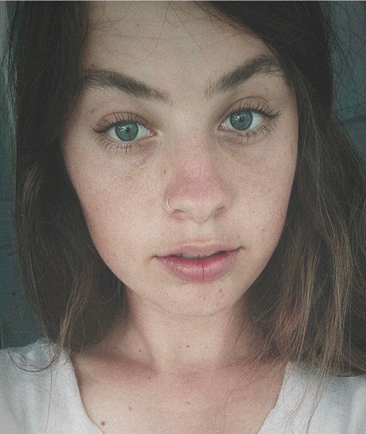 Customer with natural lashes